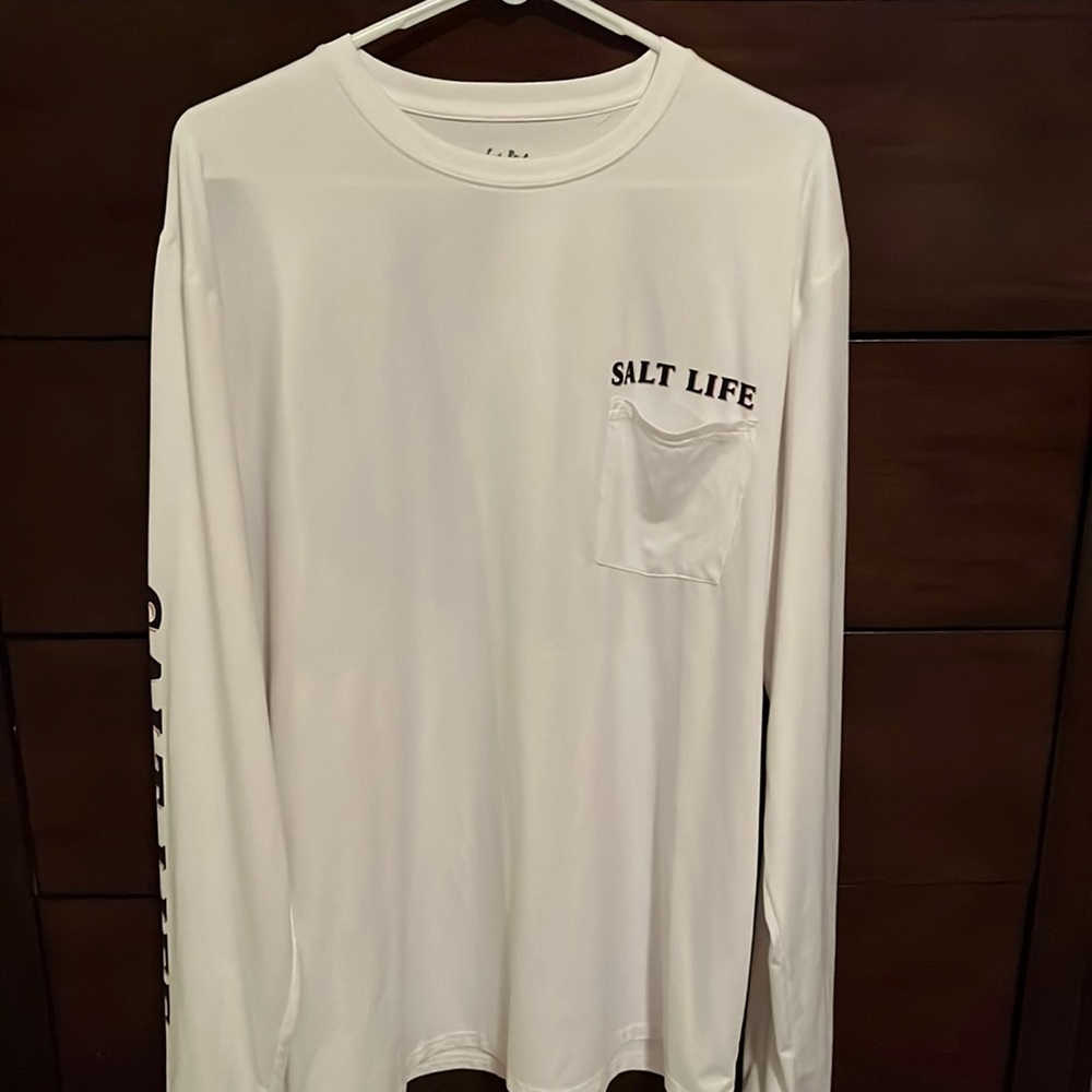 Rarely worn men’s salt life tee. Wicking material